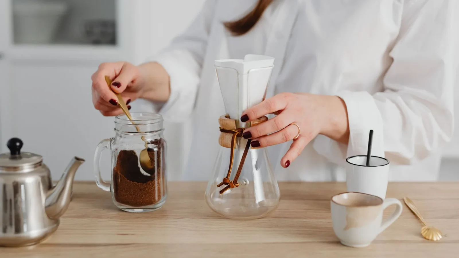Заварювання кави в колбі Chemex